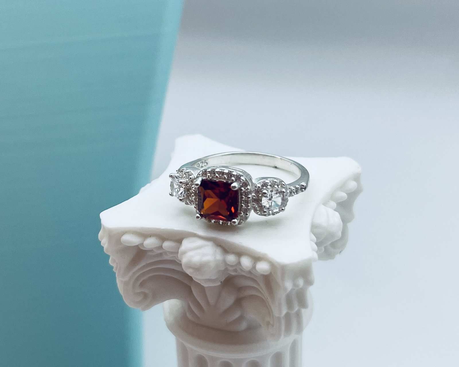 Anillo Alesia Circón