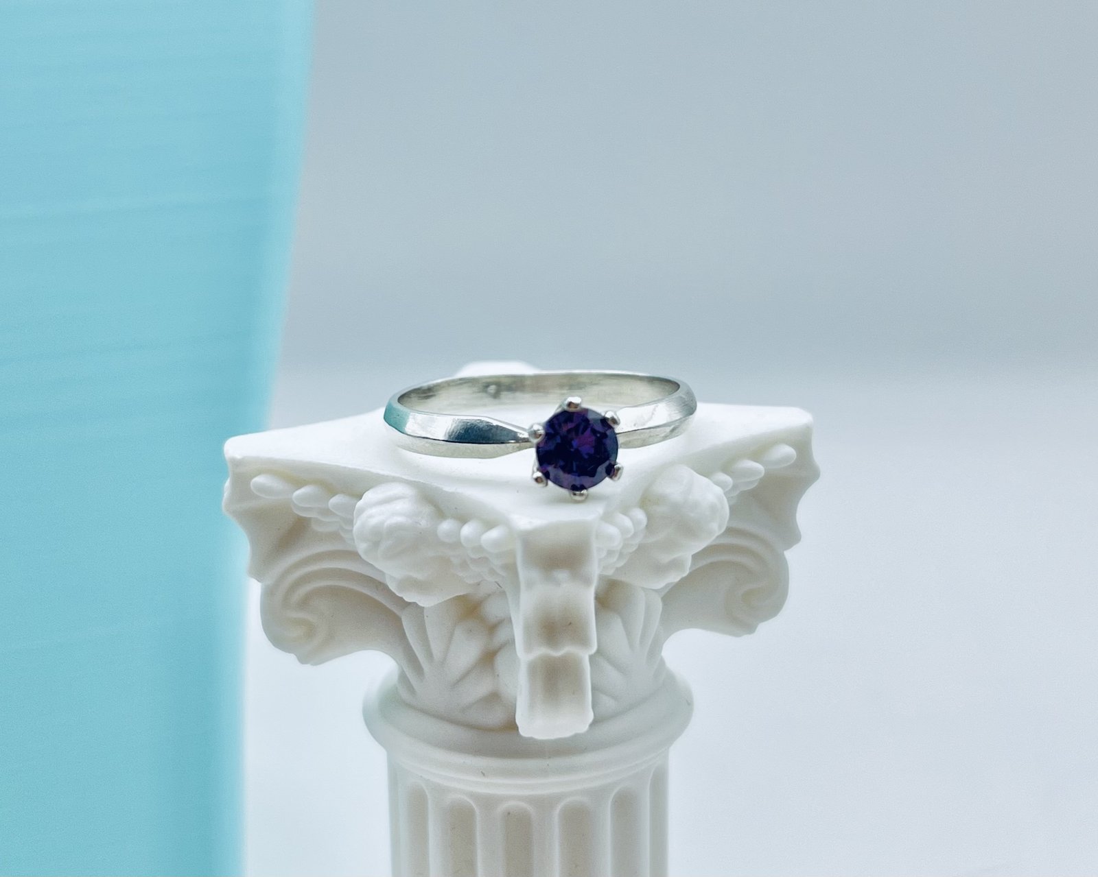 Anillo Liso con Circón Morado
