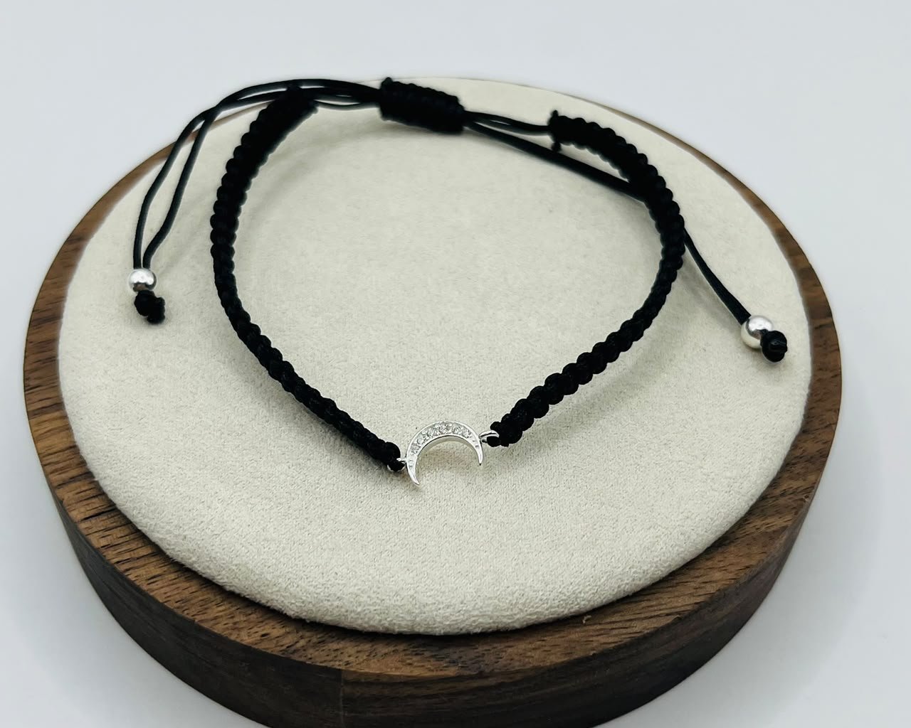 Pulsera Hilo Negro Ajustable Media Luna Circones