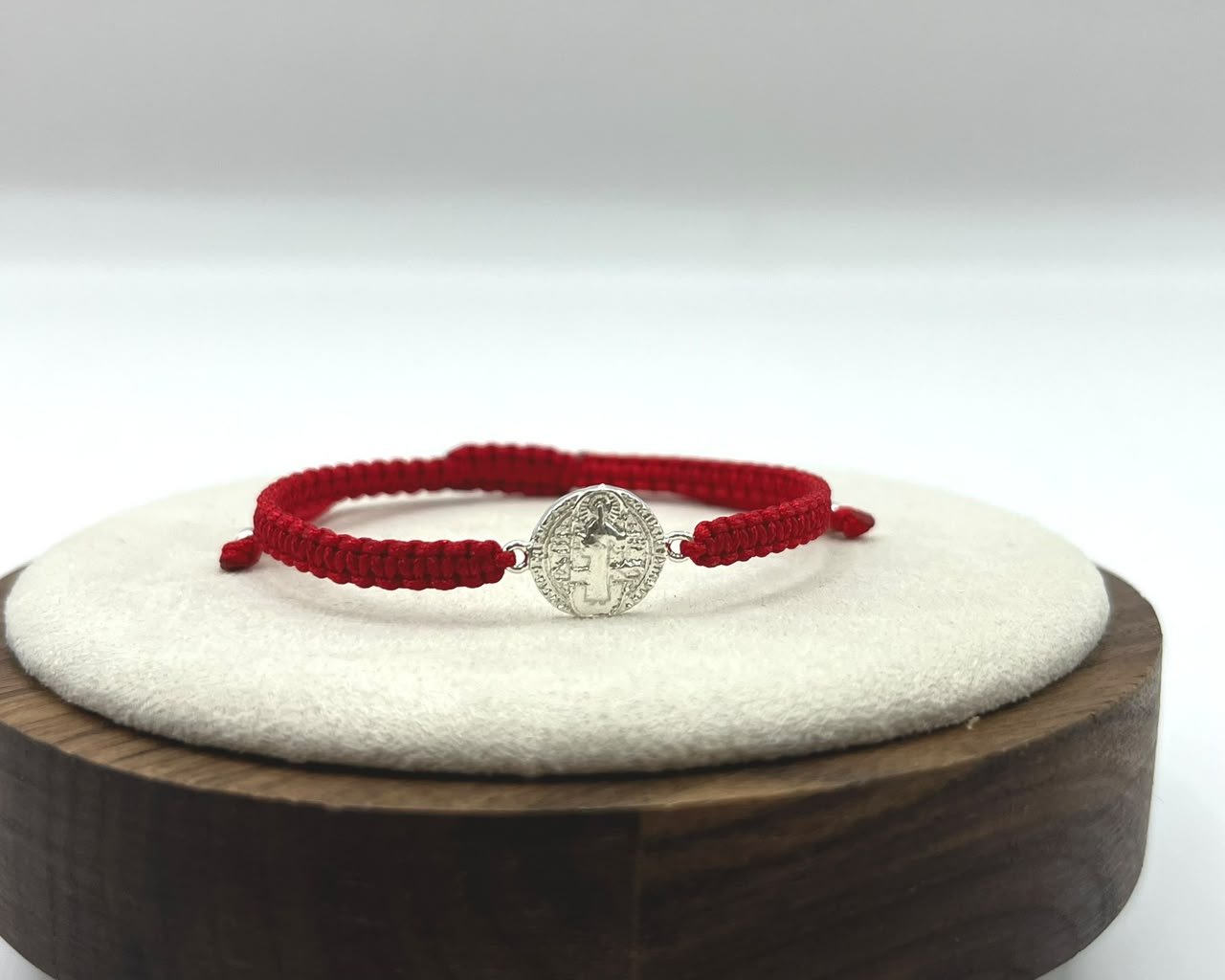 Pulsera Hilo Rojo Ajustable San Benito para niño