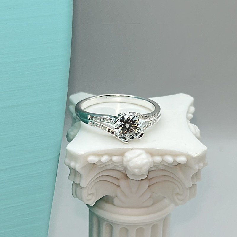 Anillo Solitario Moissanita y Circones