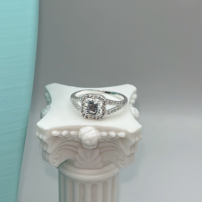 Anillo Treból Solitario con Circón