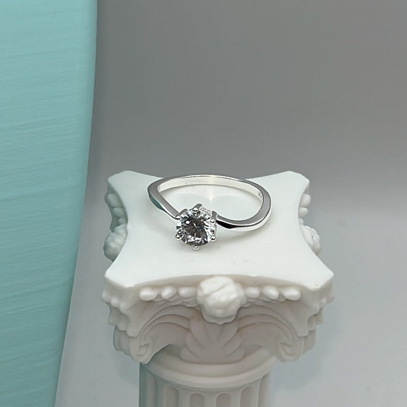 Anillo Ondulado Circón Solitario