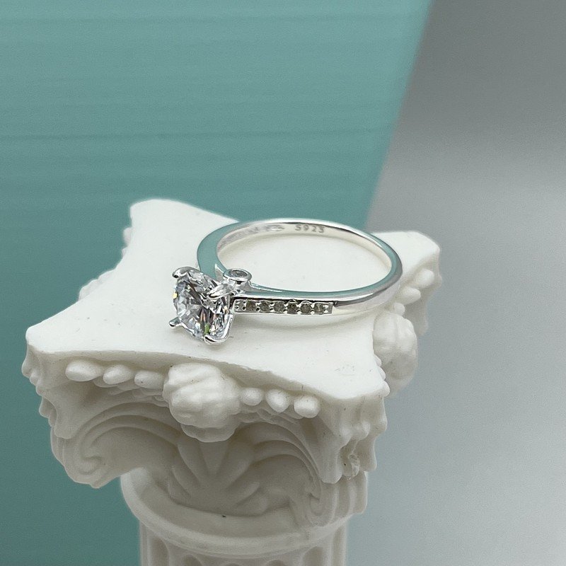 Imagen de Anillo Con Grifa Y Circones