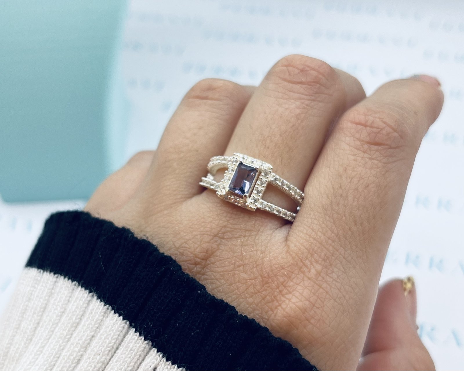 Imagen adicional 2 de Anillo Realeza Circón Morado