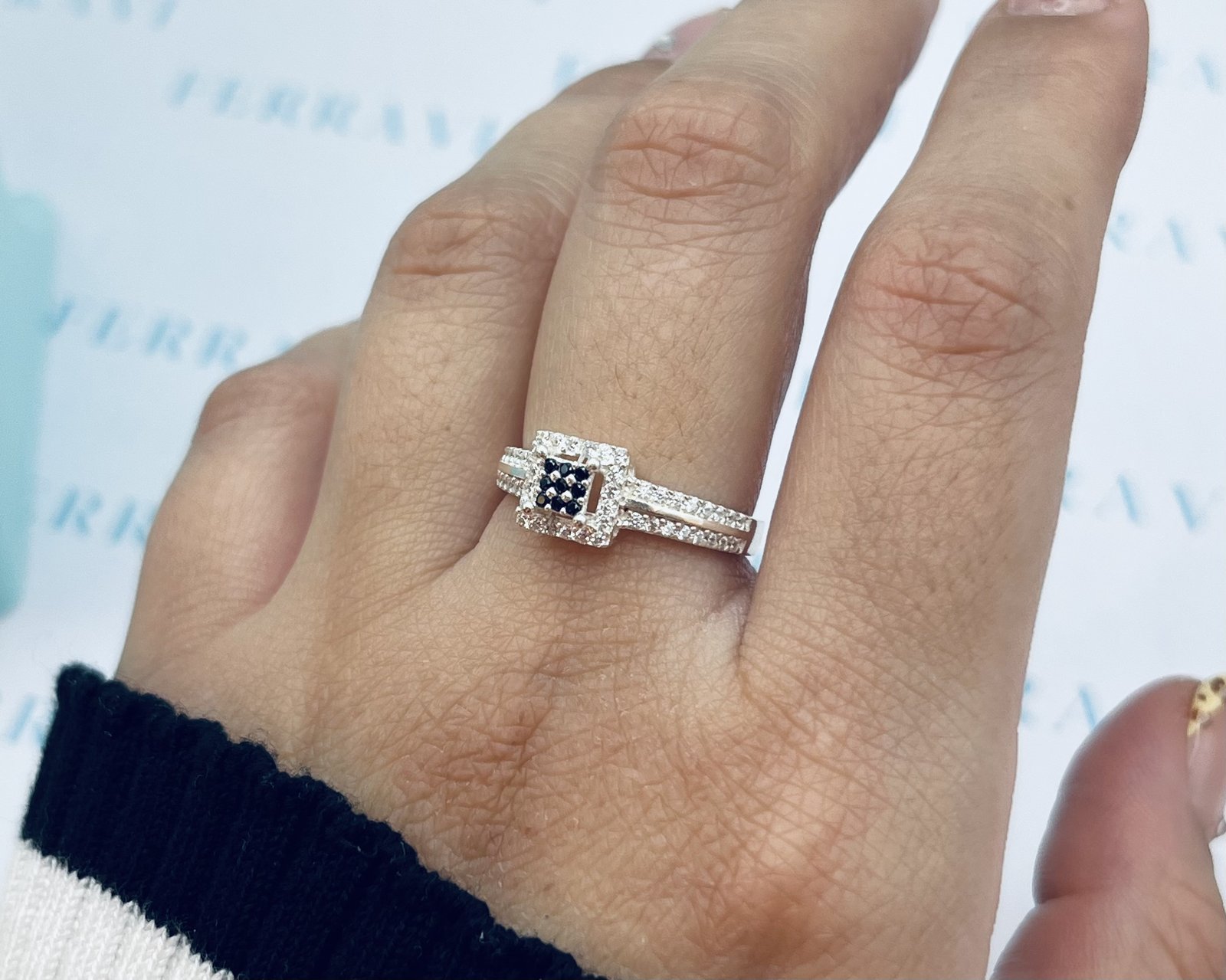 Imagen adicional 1 de Anillo Fiesta Circón Negro-Blanco