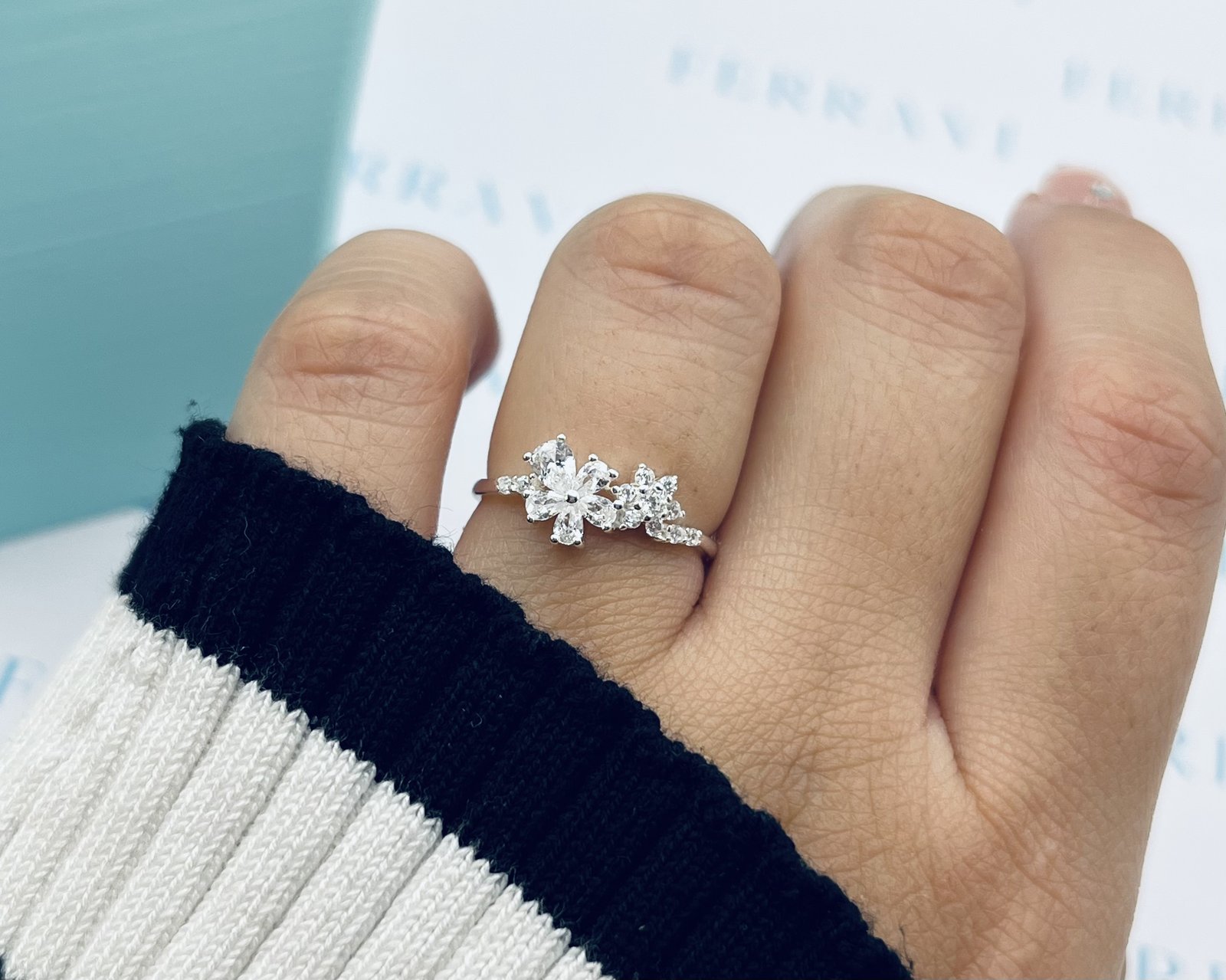 Imagen adicional 1 de Anillo Flor Cristal