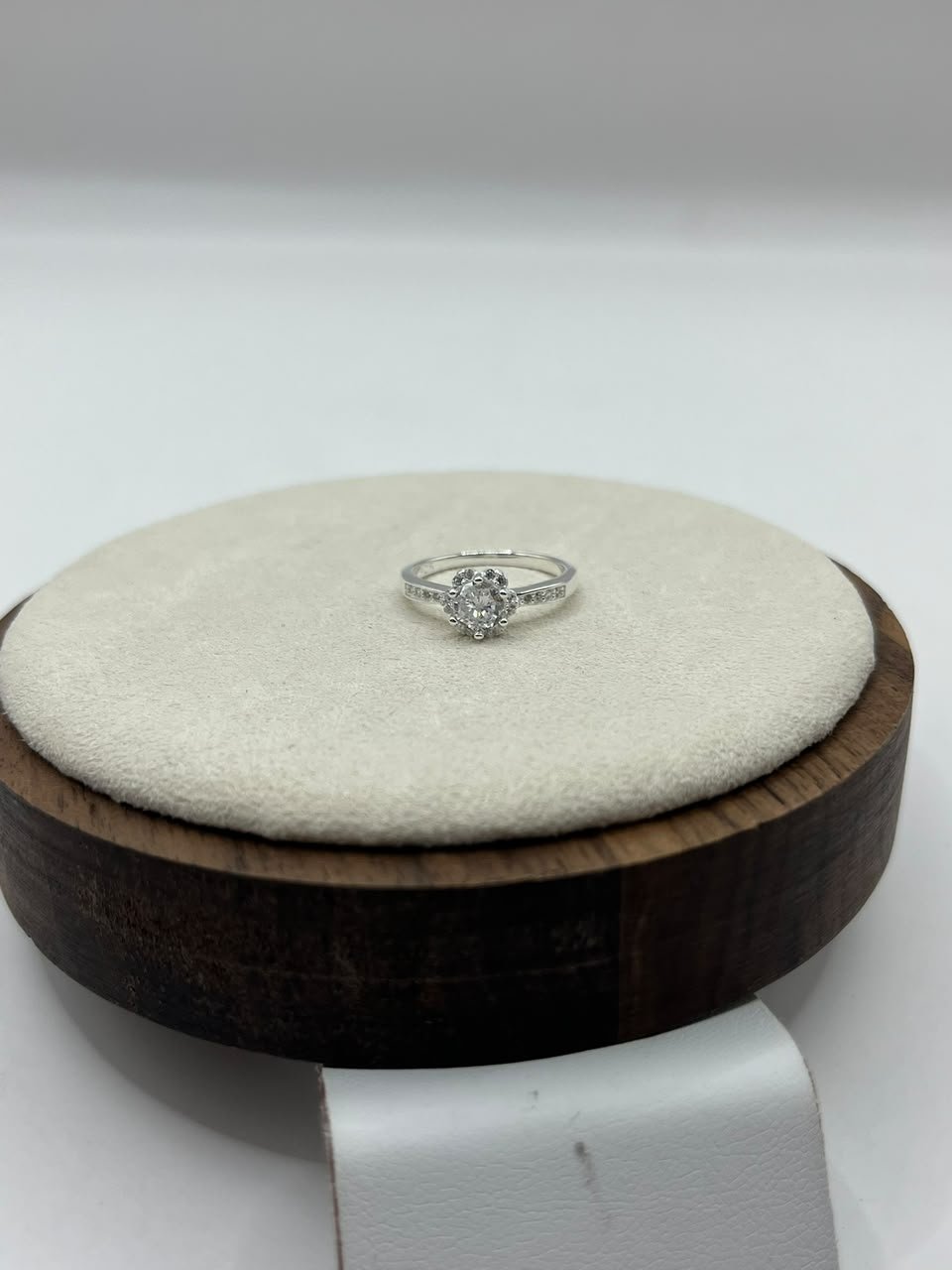 Imagen adicional 1 de Anillo Flor con Circones