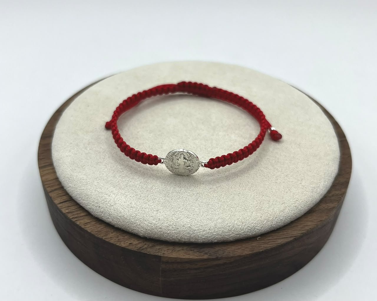 Imagen adicional 1 de Pulsera Hilo Rojo Ajustable San Benito para niño